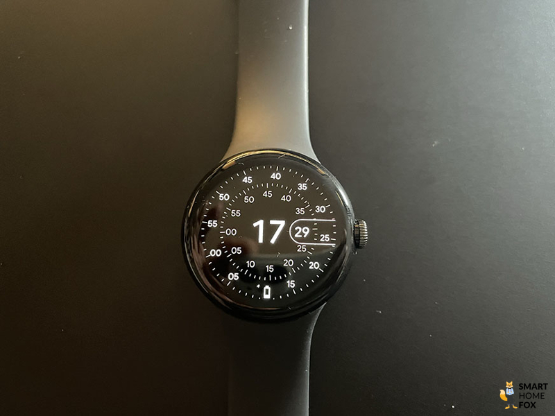 Man sieht die Google Pixel Watch.